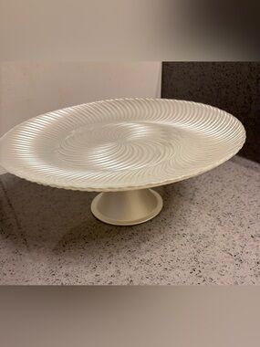 Vintage Swirl Milk White Wedding Cake Stand